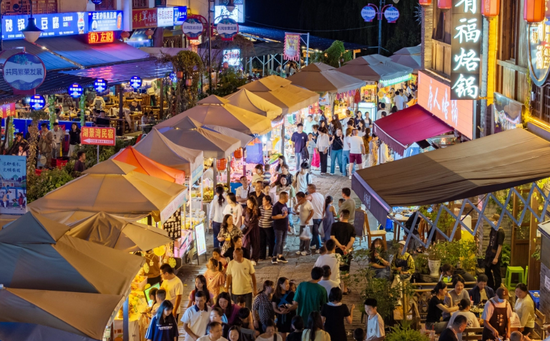 图为避暑游客逐年增多。 图为避暑游客逐年增多。