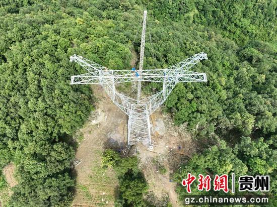 500千伏盘南低热值电厂接入系统工程塔基组立现场。付振伟 摄