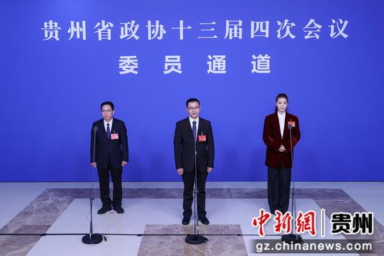 1月26日，中国人民政治协商会议第十三届贵州省委员会第四次会议在贵阳开幕。开幕会前，“委员通道”集中采访活动正式开启，这是贵州省两会首次开启“委员通道”。 瞿宏伦 摄