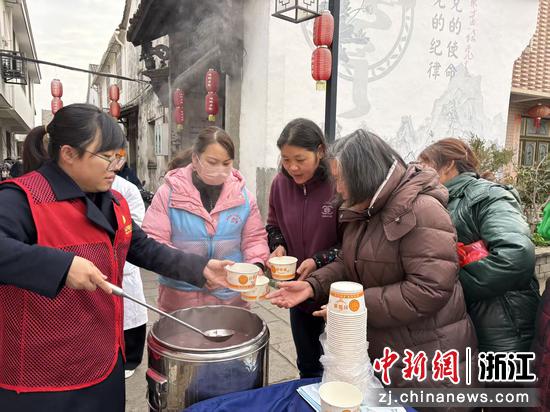 1月26日,腊八粥分发现场。吕颖宜 摄 1月26日,腊八粥分发现场。吕颖宜 摄