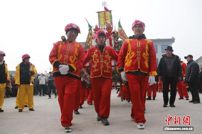 山西晋中一乡村“抬冰山”迎腊八 非遗民俗引游客“吃冰祈福”