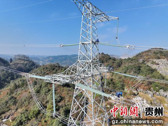 500千伏盘南低热值电厂接入系统工程施工现场，南方电网贵州电网公司工作人员正在作业。李泵 摄