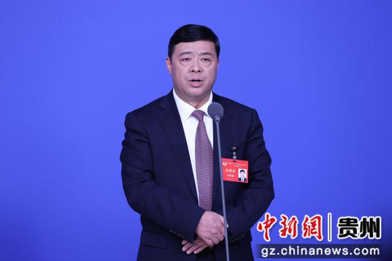 图为吕国富委员答记者问。瞿宏伦 摄