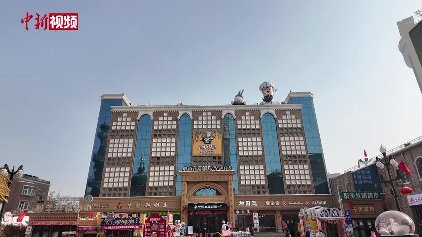 台湾青年学子走进新疆国际大巴扎感受民族风情 台湾青年学子走进新疆国际大巴扎感受民族风情