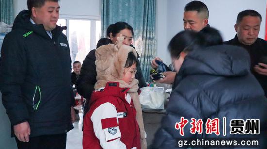 图为在普安县进行物资发放