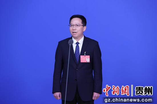 龙丛委员答记者问。瞿宏伦 摄 龙丛委员答记者问。瞿宏伦 摄