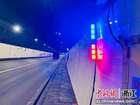 台州管理中心苍岭隧道防疲劳爆闪灯装置。台州管理中心 供图 台州管理中心苍岭隧道防疲劳爆闪灯装置。台州管理中心 供图
