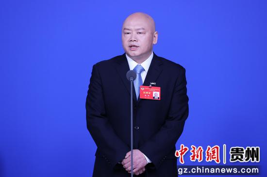 冉兴委员答记者问。瞿宏伦 摄