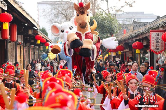 四川阆中古城腊八民俗巡游热闹非凡