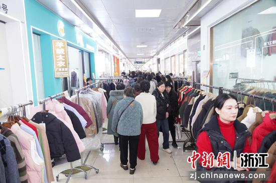 游客在濮院毛衫市场。陈建钟供图 游客在濮院毛衫市场。陈建钟供图