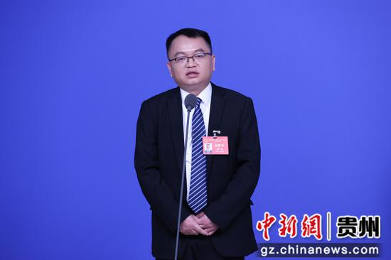 回答记者提问。瞿宏伦 摄