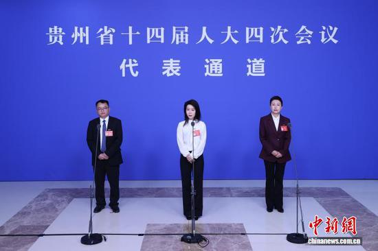 2026年，贵州省人民代表大会会议首次设立“代表通道”。1月27日，贵州省十四届人大四次会议首场“代表通道”集中采访活动举行。中新网记者瞿宏伦 摄