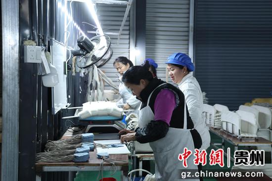 工人对产品进行质检