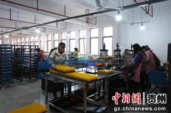 工人正在赶制订单