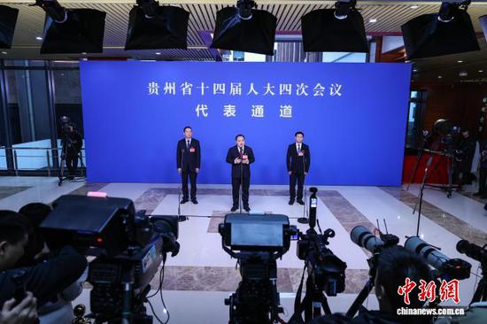 2026年，贵州省人民代表大会会议首次设立“代表通道”。1月27日，贵州省十四届人大四次会议首场“代表通道”集中采访活动举行。中新网记者瞿宏伦 摄