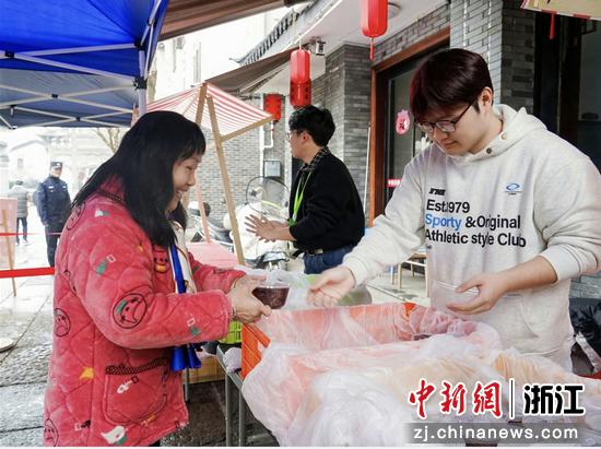 青春市集摊位吸引消费者。主办方&nbsp;供图