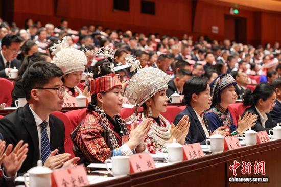 1月27日，贵州省十四届人大四次会议第一次全体会议(开幕会)现场。　中新网记者瞿宏伦 摄