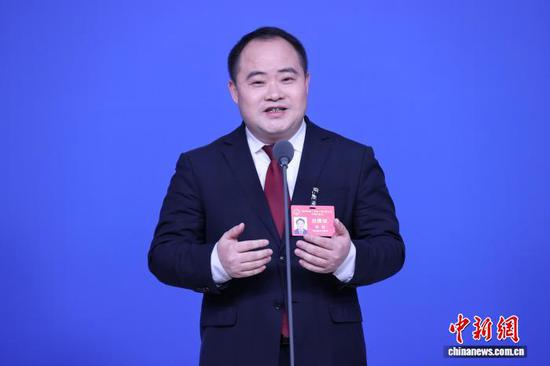 1月27日，贵州省人大代表、榕江县县委书记徐勃在“代表通道”回答记者提问。瞿宏伦 摄