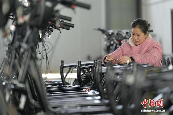 图为工人加紧生产产品。申逸恺 摄 图为工人加紧生产产品。申逸恺 摄