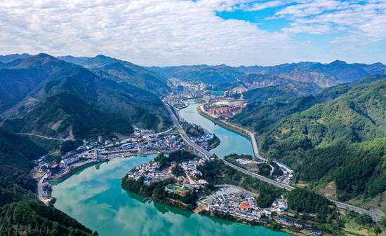 航拍剑河县城区。