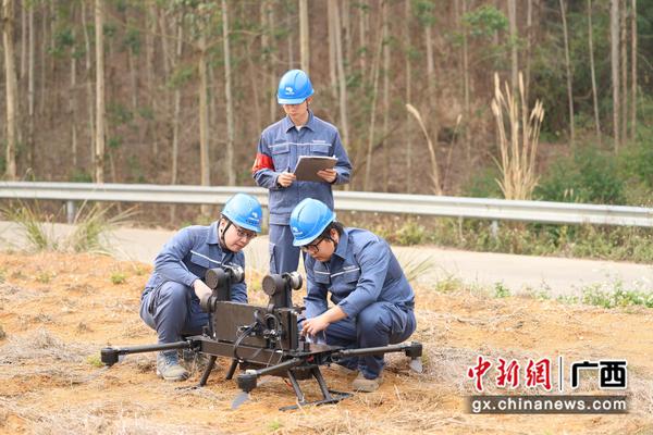 工作人员对“输电线路断股修复作业飞行机器人”进行作业前的准备。陆雯 摄