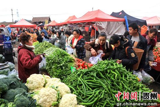 “朱昌赶场”集市人头攒动。张婷 摄