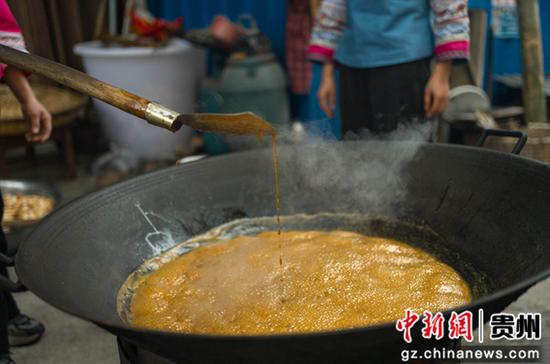 熬制红糖。张帆 摄