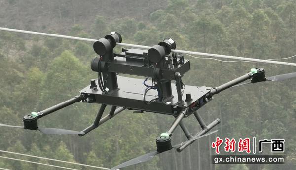 “输电线路断股修复作业飞行机器人”对高空输电线路开展断股损伤修复。陆雯 摄