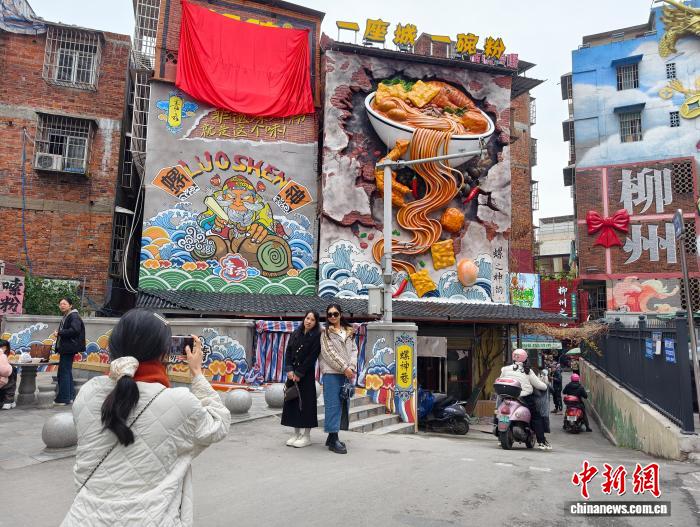 广西柳州老街上新螺蛳粉雕塑引民众打卡