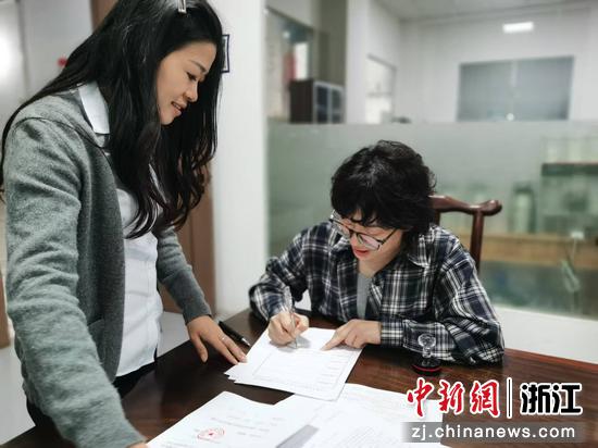 近日,永康市水务局相关工作人员开展涉水审批上门服务。应红燕 供图 近日,永康市水务局相关工作人员开展涉水审批上门服务。应红燕 供图