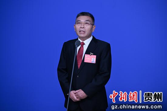 回答记者提问。瞿宏伦 摄