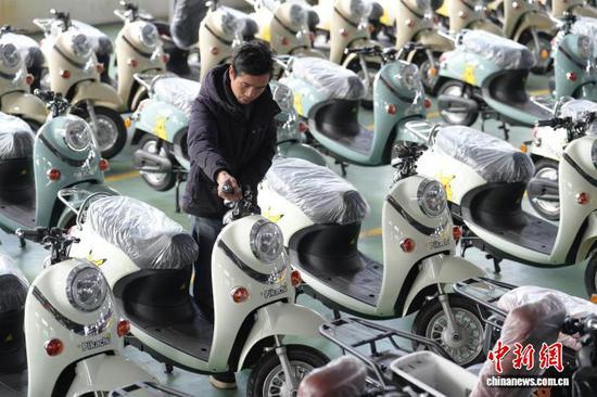 1月27日,位于贵州省铜仁市铜仁高新区的一家摩托车生产企业车间内机器轰鸣,生产线满负荷运转,工人们加紧赶制出口订单,冲刺新年“开门红”。 该企业主要从事两轮、三轮摩托车及电动车生产,具备完整的研发、制造和销售体系,产品通过国家相关认证,具备规模化生产能力。近年来,随着海外市场不断拓展,企业外贸订单持续增长。据介绍,2024年9月,该企业摩托车产品首次实现出口东南亚市场。2025年6月,又与中亚地区客商达成大额合作订单,目前已完成其中10万台摩托车生产任务,实现产值2亿余元。生产的稳步推进,也为当地工业经济和就业提供了有力支撑。图为工人正对摩托车成品进行质检。申逸恺 摄 1月27日,位于贵州省铜仁市铜仁高新区的一家摩托车生产企业车间内机器轰鸣,生产线满负荷运转,工人们加紧赶制出口订单,冲刺新年“开门红”。 该企业主要从事两轮、三轮摩托车及电动车生产,具备完整的研发、制造和销售体系,产品通过国家相关认证,具备规模化生产能力。近年来,随着海外市场不断拓展,企业外贸订单持续增长。据介绍,2024年9月,该企业摩托车产品首次实现出口东南亚市场。2025年6月,又与中亚地区客商达成大额合作订单,目前已完成其中10万台摩托车生产任务,实现产值2亿余元。生产的稳步推进,也为当地工业经济和就业提供了有力支撑。图为工人正对摩托车成品进行质检。申逸恺 摄