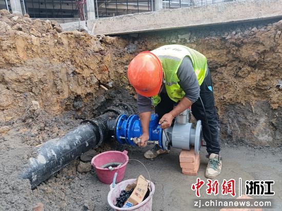日前,永康钱江水务下属公司为应对低温天气,开展管道检修与抗冻保护。永康钱江水务 供图 日前,永康钱江水务下属公司为应对低温天气,开展管道检修与抗冻保护。永康钱江水务 供图