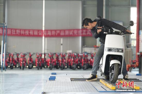 图为工人正在对摩托车成品进行动力测试。申逸恺 摄 图为工人正在对摩托车成品进行动力测试。申逸恺 摄