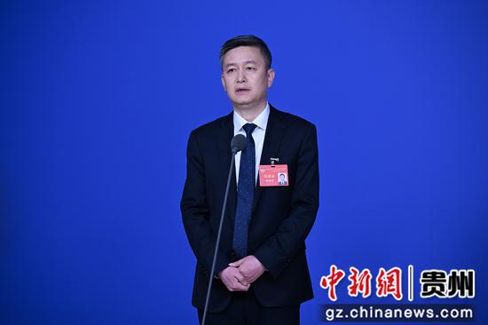回答记者提问。瞿宏伦 摄