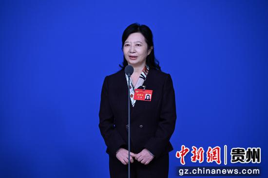 回答记者提问。瞿宏伦 摄