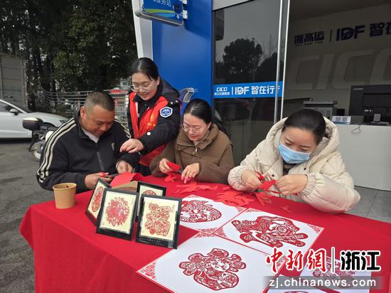 司乘人员在杭金衢高速临浦收费站体验民俗体验活动。 浙江交通集团高速公路杭州南管理中心 供图 司乘人员在杭金衢高速临浦收费站体验民俗体验活动。 浙江交通集团高速公路杭州南管理中心 供图