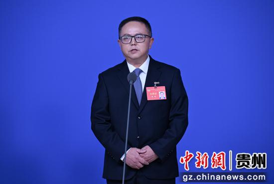 回答记者提问。瞿宏伦 摄