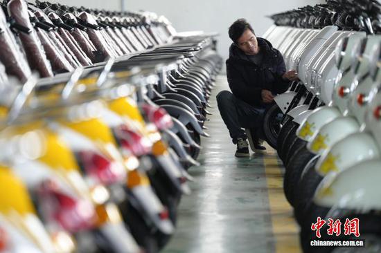 图为工人正对摩托车成品进行质检。申逸恺 摄 图为工人正对摩托车成品进行质检。申逸恺 摄