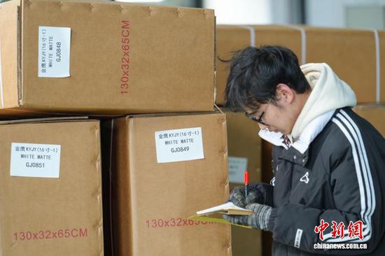 工人正核对出货清单。申逸恺 摄 工人正核对出货清单。申逸恺 摄