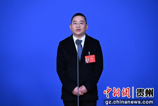 回答记者提问。瞿宏伦 摄 回答记者提问。瞿宏伦 摄