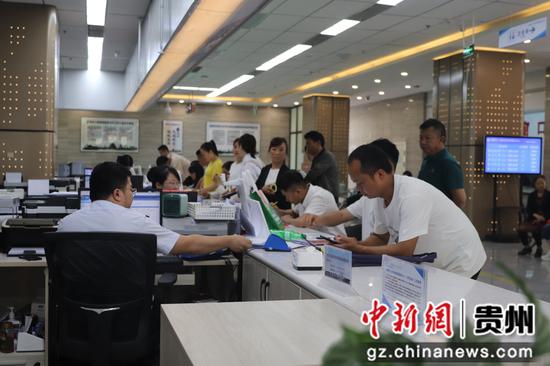 群众在政务大厅办事