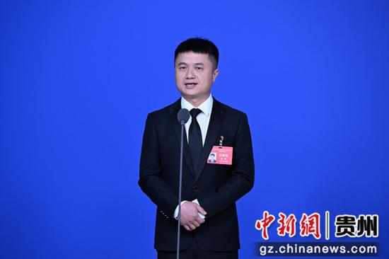 贵州省人大代表、六盘水市钟山区大湾镇海嘎小学教师顾亚回答记者提问。瞿宏伦 摄