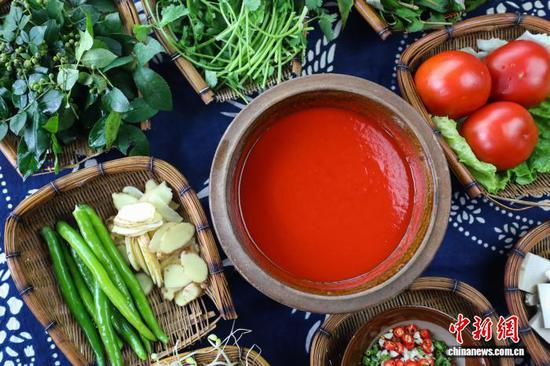 图为贵州酸汤和配菜。记者 瞿宏伦 摄