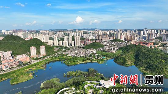 清镇城区一角。鲍凯 摄