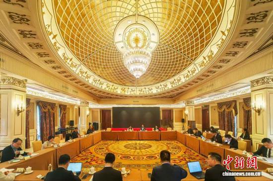 1月28日，港澳地区天津市政协委员参加驻地小组讨论。记者 佟郁 摄