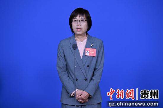 贵州省人大代表、省旱粮（高粱）研究所所长张立异回答记者提问。瞿宏伦 摄