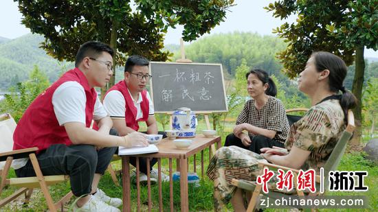 开展一杯粗茶解民意活动,倾听村民意愿。安吉县委组织部供图 开展一杯粗茶解民意活动,倾听村民意愿。安吉县委组织部供图