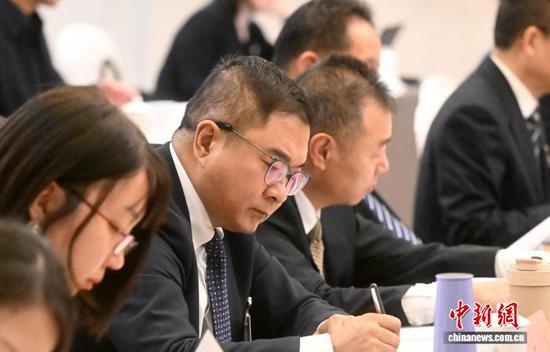 天津市人大代表、天津出版传媒集团党委宣传部新闻中心副主任左山（左二）。受访者供图