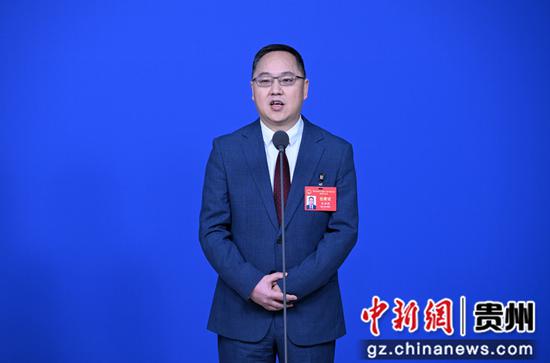 贵州省人大代表、遵义国家经济技术开发区管委会副主任、汇川区区长朱世斌回答记者提问。瞿宏伦 摄